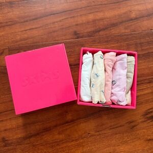 Skims sold out na  Fits EverybodyIn Box Size na s